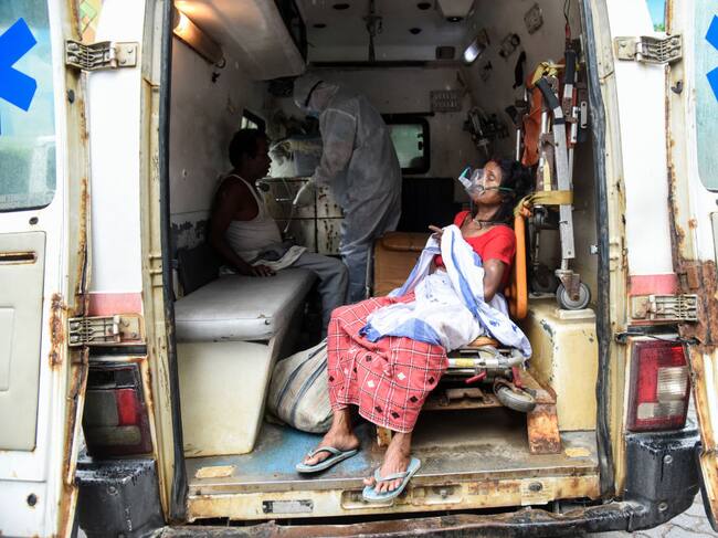 Una mujer recibe oxigeno en una ambulancia en Assam