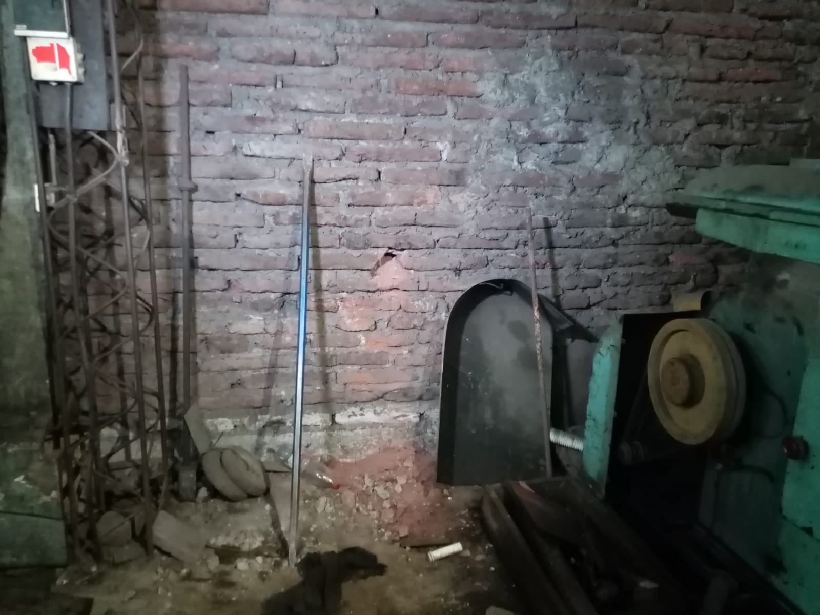 El forado hecho en el muro de la maestranza que colinda con la bodega del Banco Central. / ADN.cl