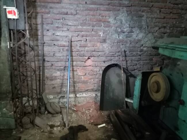 El forado hecho en el muro de la maestranza que colinda con la bodega del Banco Central. / ADN.cl