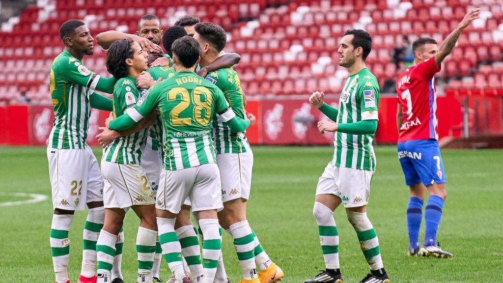 GIJON, SPAIN - JANUARY 17:  Sergio Canales of Real Betis Balompie celebrates with his team mates after scoring his team's first goal during the Copa del Rey Third Round match between Real Sporting de Gijon and Real Betis Balompie at Estadio El Molinon on January 17, 2021 in Gijon, Spain. (Photo by Jose Manuel Alvarez/Quality Sport Images/Getty Images)