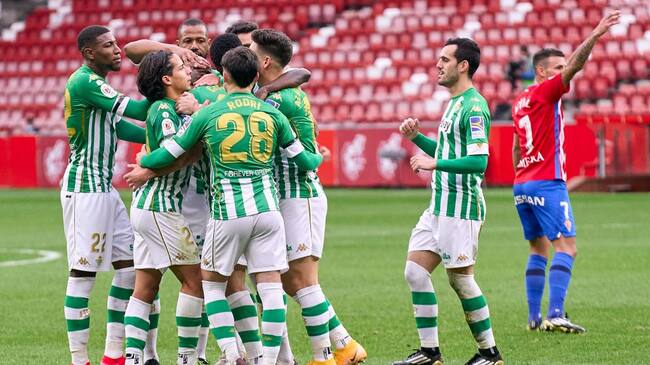 GIJON, SPAIN - JANUARY 17: Sergio Canales of Real Betis Balompie celebrates with his team mates after scoring his team's first goal during the Copa del Rey Third Round match between Real Sporting de Gijon and Real Betis Balompie at Estadio El Molinon on January 17, 2021 in Gijon, Spain. (Photo by Jose Manuel Alvarez/Quality Sport Images/Getty Images)