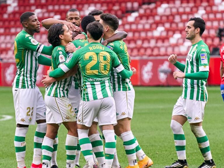 GIJON, SPAIN - JANUARY 17: Sergio Canales of Real Betis Balompie celebrates with his team mates after scoring his team's first goal during the Copa del Rey Third Round match between Real Sporting de Gijon and Real Betis Balompie at Estadio El Molinon on January 17, 2021 in Gijon, Spain. (Photo by Jose Manuel Alvarez/Quality Sport Images/Getty Images)