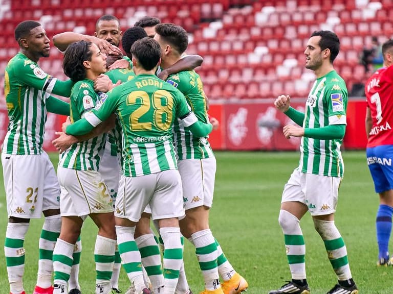 GIJON, SPAIN - JANUARY 17:  Sergio Canales of Real Betis Balompie celebrates with his team mates after scoring his team&#039;s first goal during the Copa del Rey Third Round match between Real Sporting de Gijon and Real Betis Balompie at Estadio El Molinon on January 17, 2021 in Gijon, Spain. (Photo by Jose Manuel Alvarez/Quality Sport Images/Getty Images)