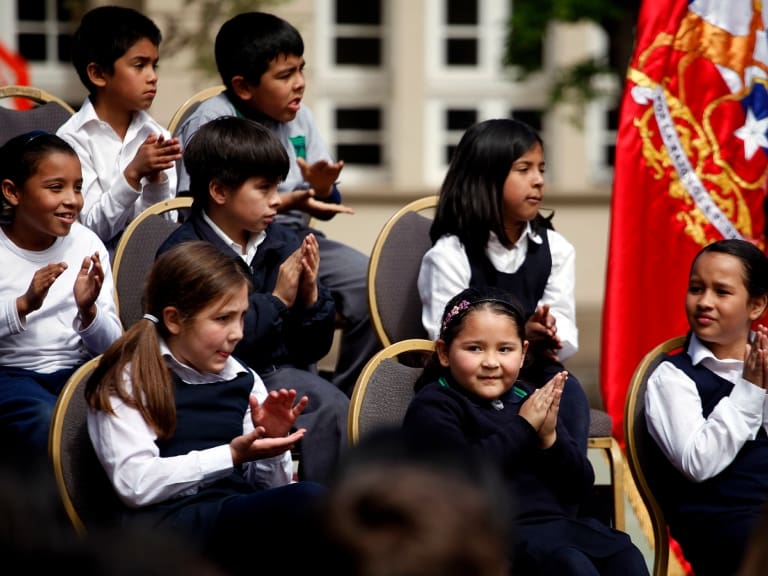Comisión de la Cámara aprueba proyecto que obliga a entonar el himno nacional e izar la bandera todos los lunes en los colegios