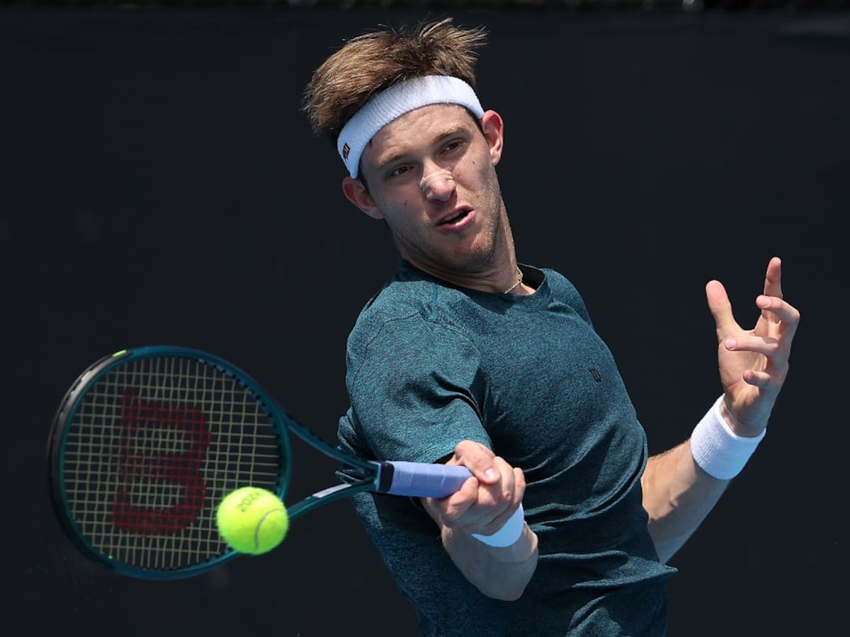 Jarry comete un insólito error en el último juego ante Cobolli y sufre durísima eliminación en la primera ronda del Abierto de Australia
