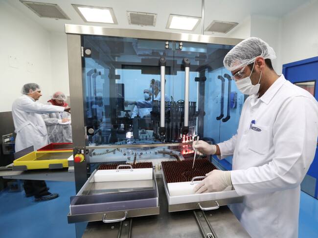 Trabajadores de una farmacéutica preparan medicamentos en la planta ubicada en la ciudad de Karaj de Irán.