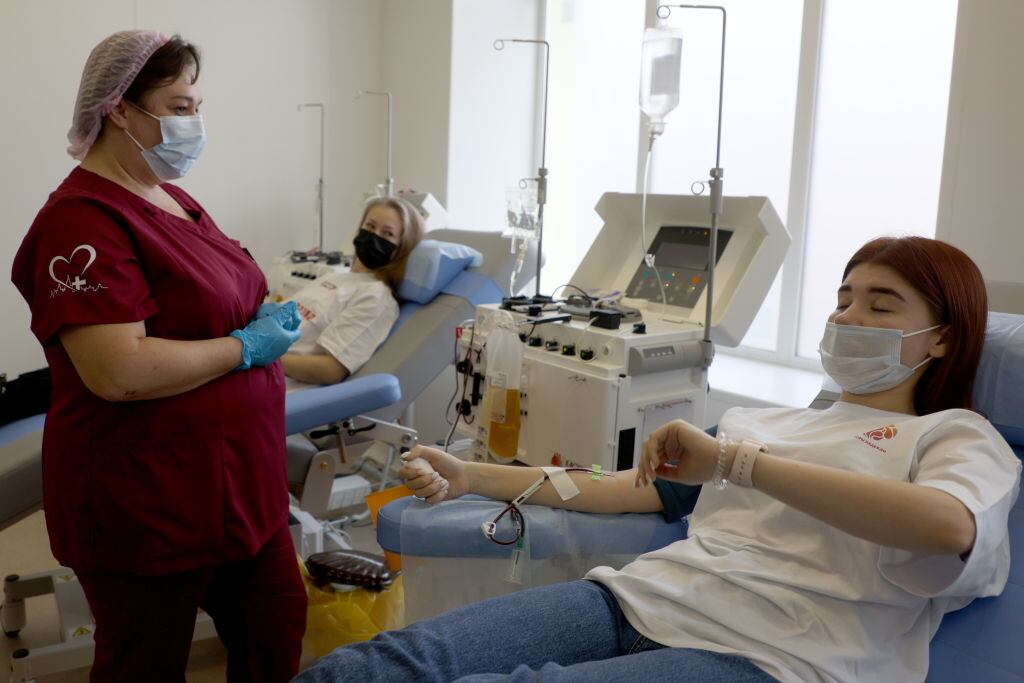 Mujeres donan su sangre en Rusia para la investigación del plasma contra el covid-19