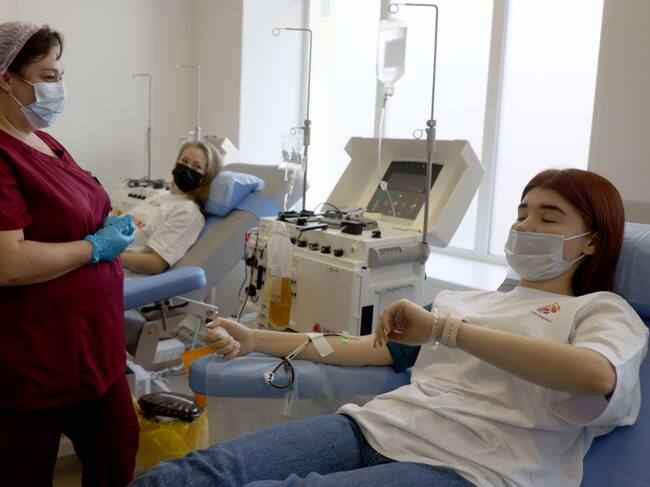 Mujeres donan su sangre en Rusia para la investigación del plasma contra el covid-19