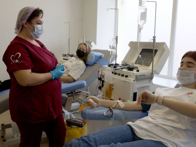 Mujeres donan su sangre en Rusia para la investigación del plasma contra el covid-19