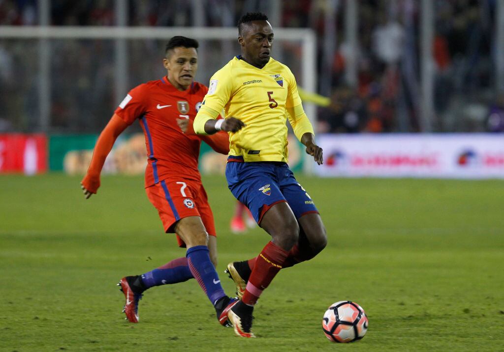 Ibarra defendiendo a Ecuador ante Chile en la ciudad de Santiago