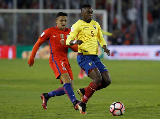 Ibarra defendiendo a Ecuador ante Chile en la ciudad de Santiago