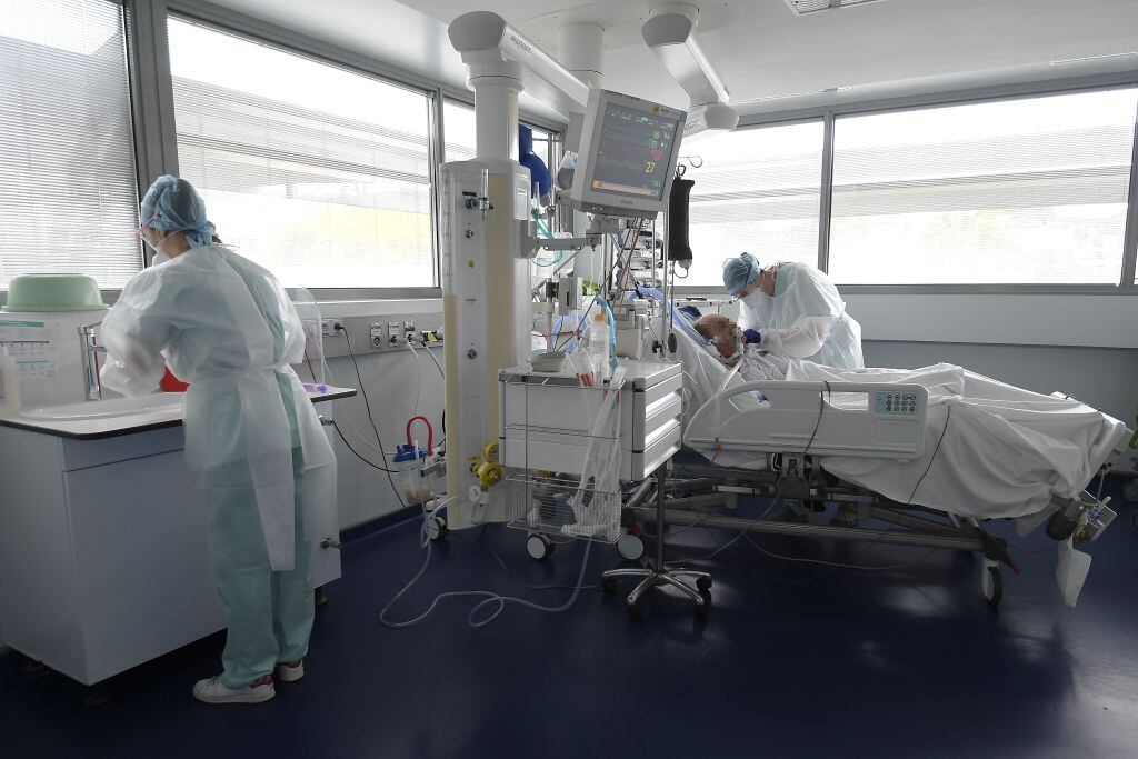 Trabajadores de la salud atienden a paciente Covid-19 en Francia