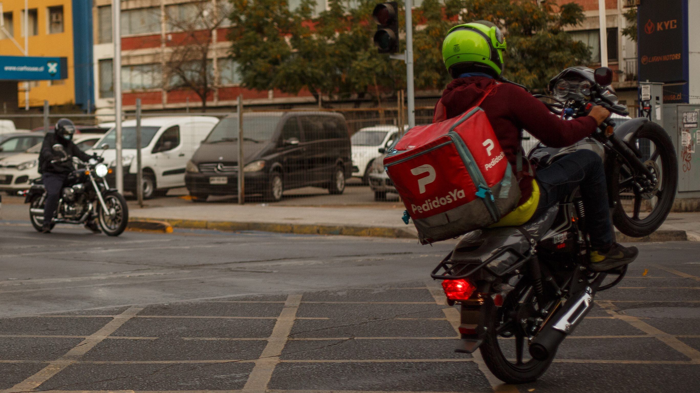 2 de Mayo/ SANTIAGOUn motorista delivery levanta la rueda delantera en la intersección de Carmen con Curicó. El Aumento de motos de repartidores en la ciudad busca que se formalice este tipo de empleo
FOTO: DIEGO MARTIN /AGENCIAUNO