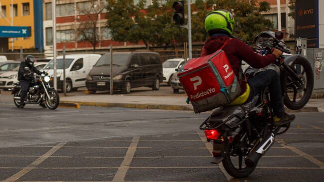 2 de Mayo/ SANTIAGOUn motorista delivery levanta la rueda delantera en la intersección de Carmen con Curicó. El Aumento de motos de repartidores en la ciudad busca que se formalice este tipo de empleo
FOTO: DIEGO MARTIN /AGENCIAUNO