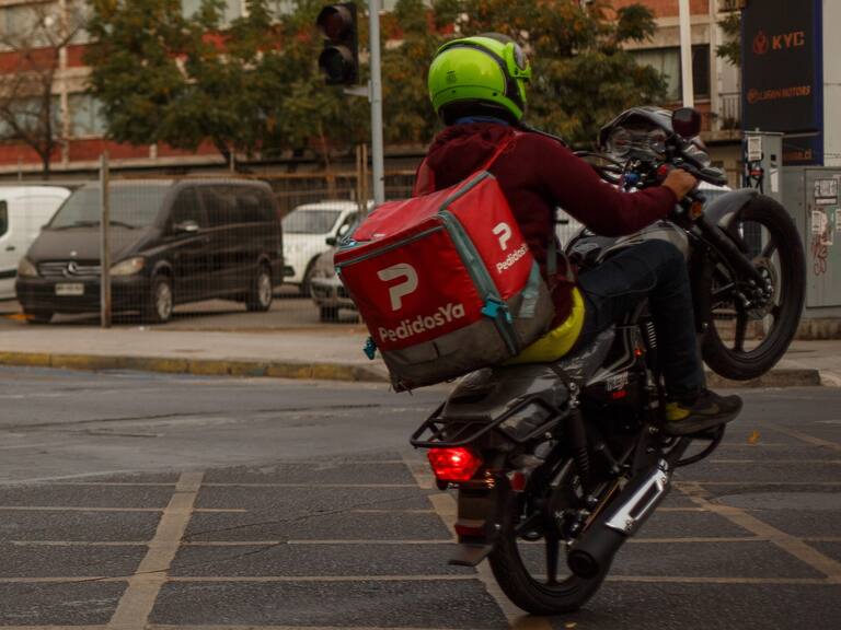 2 de Mayo/ SANTIAGOUn motorista delivery levanta la rueda delantera en la intersección de Carmen con Curicó. El Aumento de motos de repartidores en la ciudad busca que se formalice este tipo de empleo
FOTO: DIEGO MARTIN /AGENCIAUNO