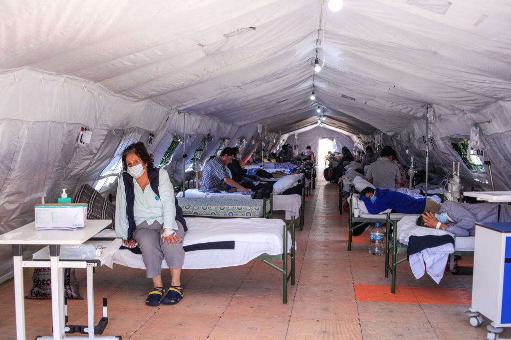 Pacientes con covid-19 son atendidos en una carpa militar en Quito