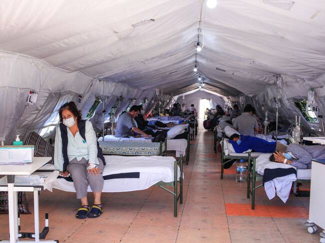 Pacientes con covid-19 son atendidos en una carpa militar en Quito