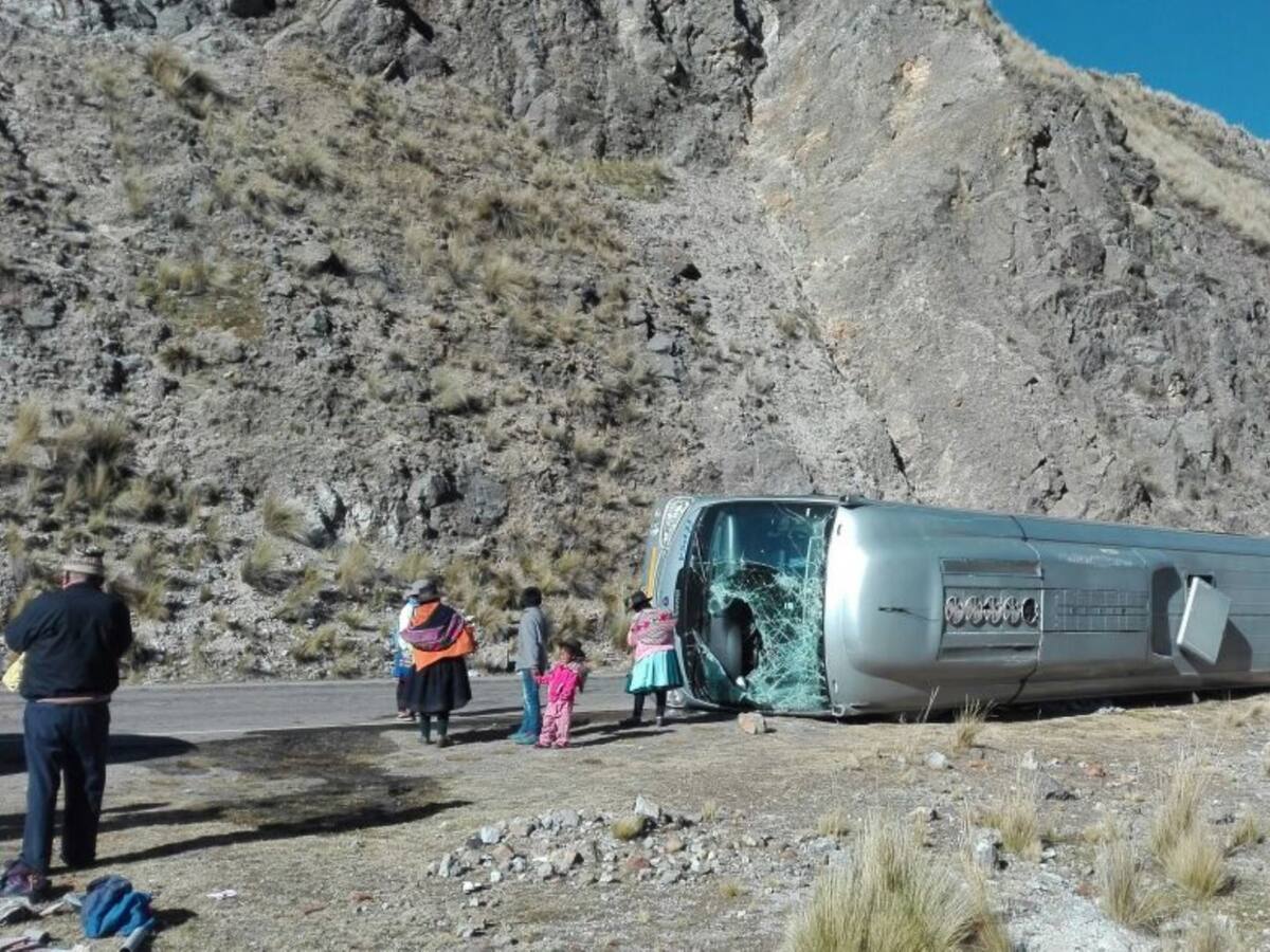 Al menos 13 muertos deja volcamiento de bus en Perú