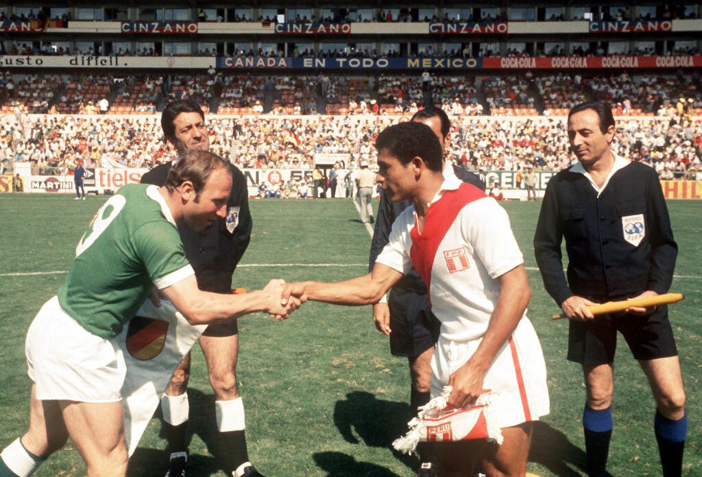 Héctor Chumpitaz saluda a Uwe Seeler en el Mundial de México 1970