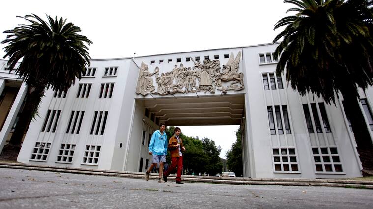 22 de Diciembre 2015/CONCEPCIÓNUn error enviado por el Gobierno que no contemplaba dentro del beneficio a las instituciones con carácter de fundación en su estatuto jurídico, las que en la redacción del proyecto quedarían fuera de la gratuidad para el año 2016. Una de ellas es la Universidad de Concepción entre otras. En la imágen dos jovenes caminan en la entrada.
FOTO: MARIBEL FORNEROD/AGENCIAUNO