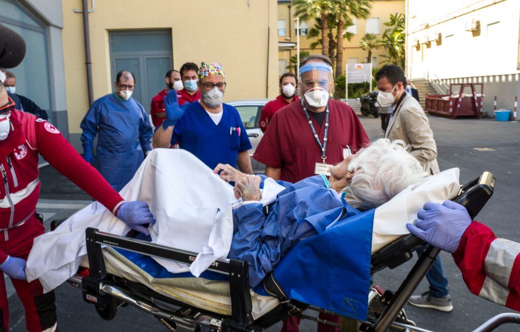 Trabajadores de la salud internan a paciente con Covid-19 en Sicilia