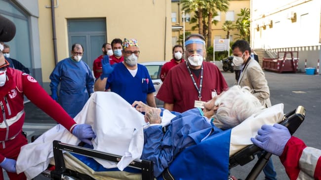 Trabajadores de la salud internan a paciente con Covid-19 en Sicilia