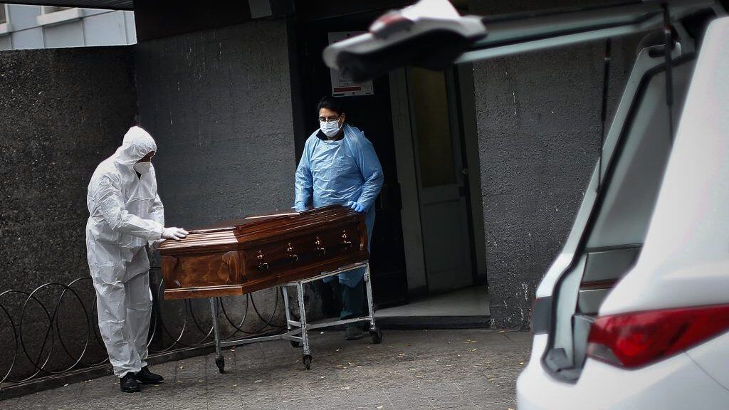 22 de Junio de 2020/SANTIAGO Personal de una funeraria , retira el cuerpo de un difunto por Coronavirus, en la morgue del Hospital San Juan de Dios , durante la pandemia del Covid-19 ante los aumentos de contagios y fallecidos en el país.
FOTO:Cristobal Escobar/Agencia UNO