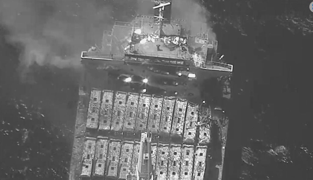 Imagen de archivo. Una embarcación comercial recibe el ataque de los hutíes en el mar Rojo.