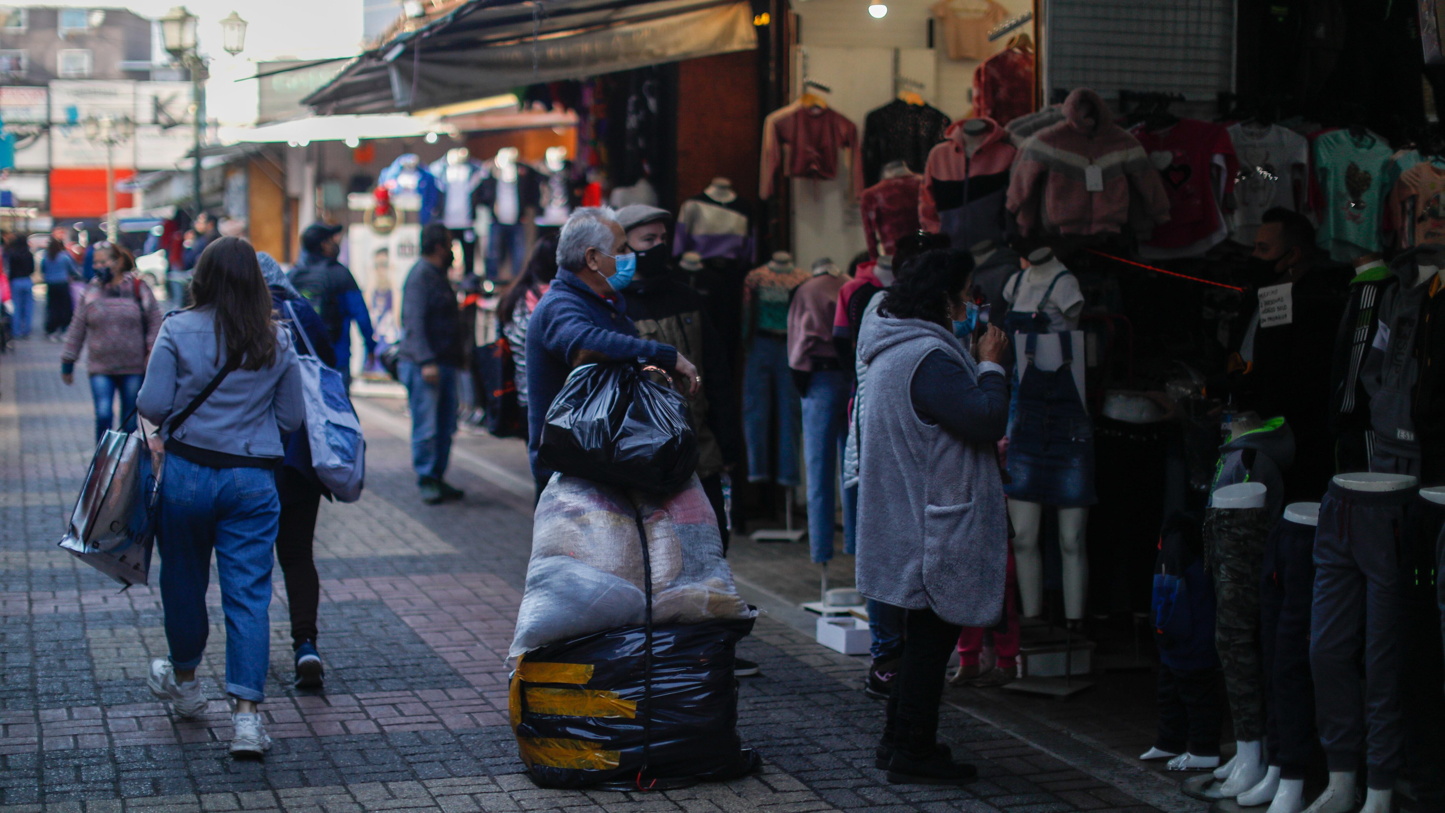 24 de Mayo de 2021 / SANTIAGO Unas personas circulan por el Barrio Patronato en cual locatarios vuelven abrir después de dos meses sus negocios.
FOTO:CRISTOBAL ESCOBAR/AGENCIAUNO