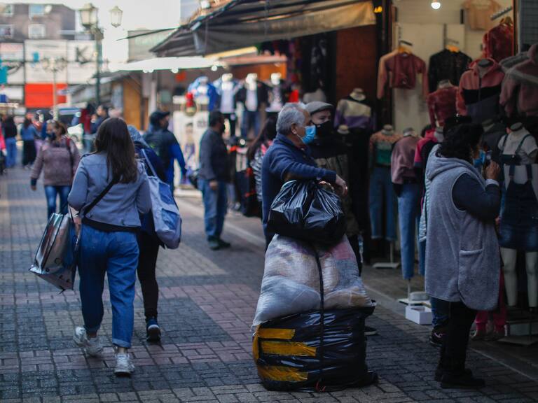 24 de Mayo de 2021 / SANTIAGO Unas personas circulan por el Barrio Patronato en cual locatarios vuelven abrir después de dos meses sus negocios.
FOTO:CRISTOBAL ESCOBAR/AGENCIAUNO
