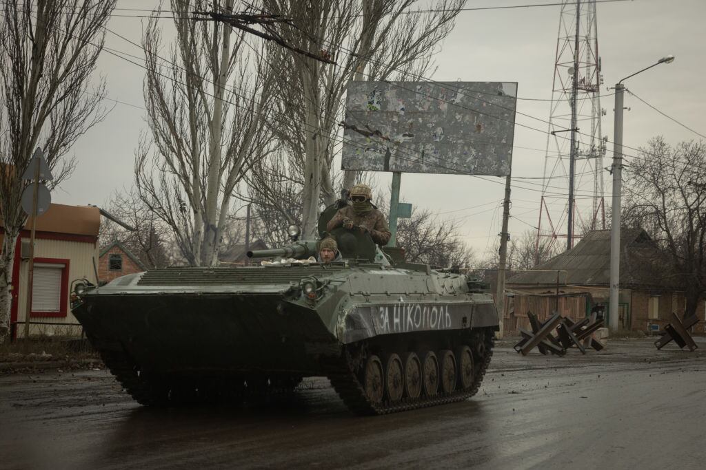 Soldados de Ucrania avanzan en un tanque por el oblast de Donetsk