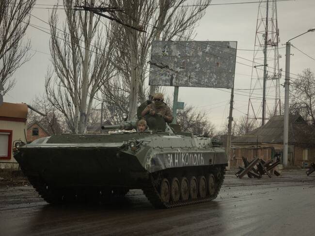 Soldados de Ucrania avanzan en un tanque por el oblast de Donetsk