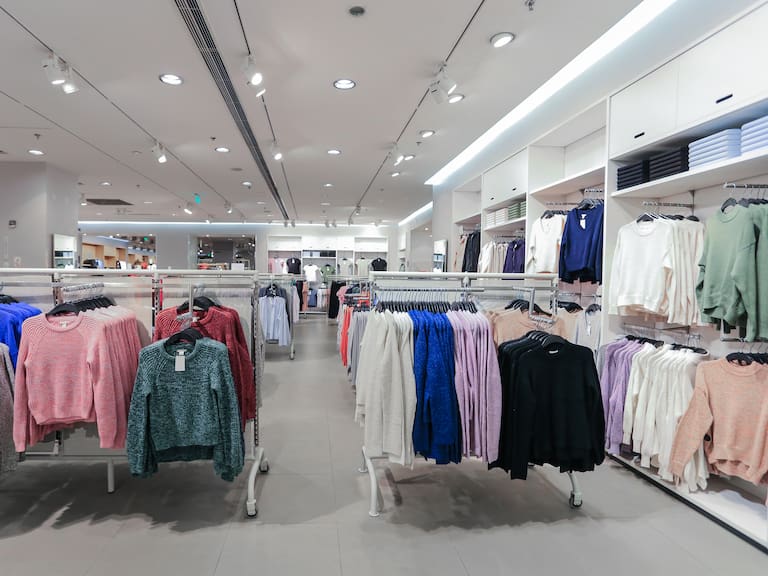 Reconocida marca de ropa se instalaría con tienda en Chile: cuenta con más de 800 sucursales a nivel mundial
