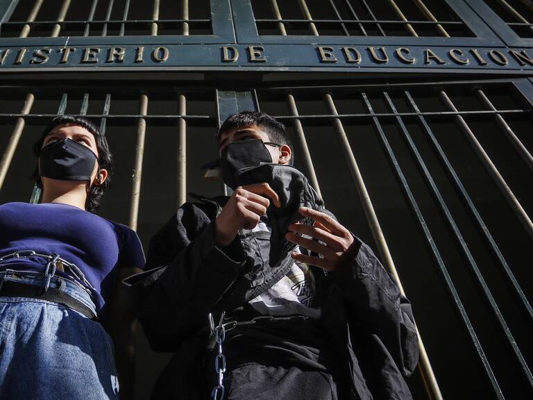 4 de enero del 2021/SANTIAGOEstudiante agrupados a la ACES, se encadenan en el frontis del ministerio de educación.
FOTO: SEBASTIAN BELTRAN GAETE/AGENCIAUNO
