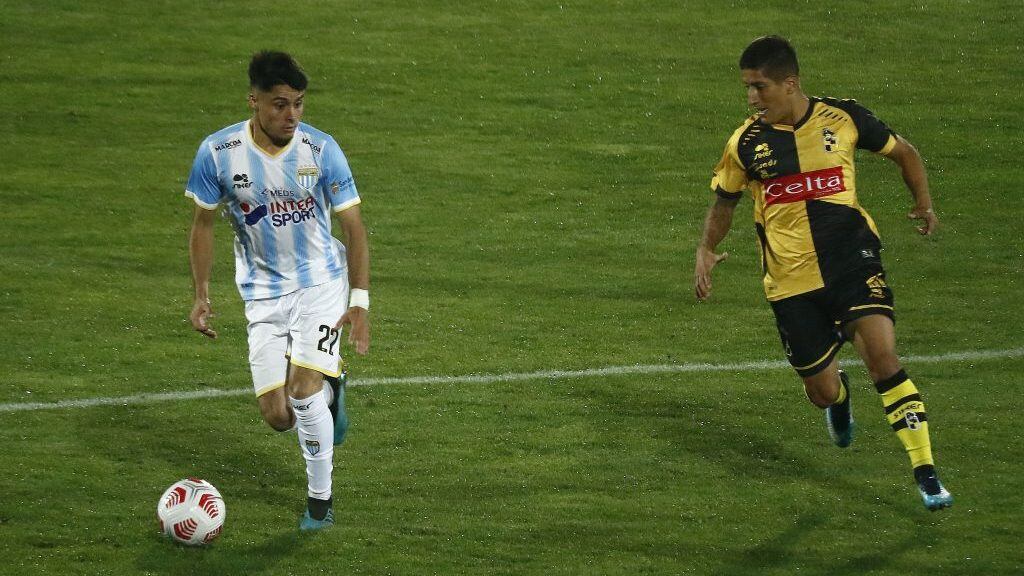 25 DE ABRIL DE 2021/VALPARAISOThomas Jones (i) y Cristobal Marin (d), durante el partido valido por la fecha 3 del Campeonato Nacional Ascenso 2021, entre Coquimbo Unido y Magallanes, disputado en el Estadio Bicentenario Elias Figueroa Brander de Valparaiso.
FOTO: LEONARDO RUBILAR CHANDIA/AGENCIAUNO