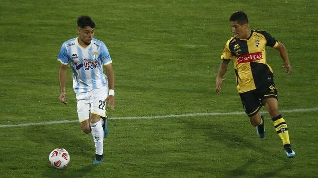 25 DE ABRIL DE 2021/VALPARAISOThomas Jones (i) y Cristobal Marin (d), durante el partido valido por la fecha 3 del Campeonato Nacional Ascenso 2021, entre Coquimbo Unido y Magallanes, disputado en el Estadio Bicentenario Elias Figueroa Brander de Valparaiso.
FOTO: LEONARDO RUBILAR CHANDIA/AGENCIAUNO