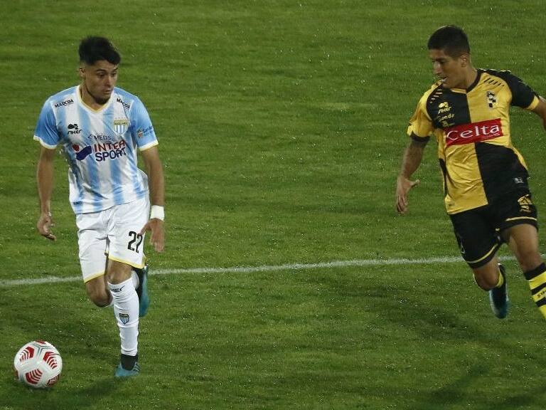 25 DE ABRIL DE 2021/VALPARAISOThomas Jones (i) y Cristobal Marin (d), durante el partido valido por la fecha 3 del Campeonato Nacional Ascenso 2021, entre Coquimbo Unido y Magallanes, disputado en el Estadio Bicentenario Elias Figueroa Brander de Valparaiso.
FOTO: LEONARDO RUBILAR CHANDIA/AGENCIAUNO