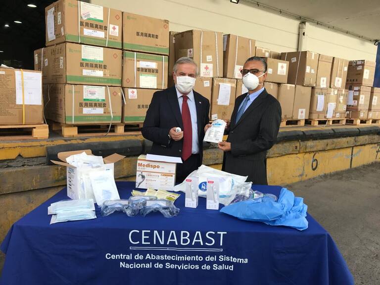 Ministro Mañalich recibió donación de Embajada de China de insumos y elementos de protección