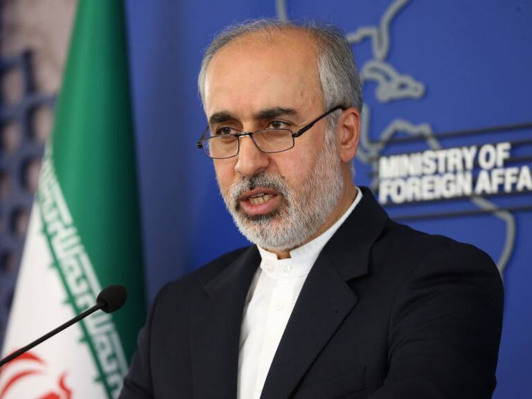 El vocero de la cancillería de Irán, Nasser Kanani, ante la prensa en Teherán