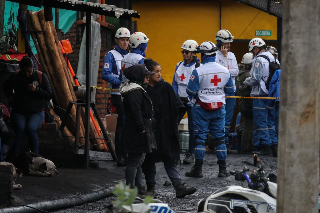 Personal de emergencia tras la explosión de una mina