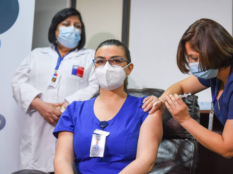20 personas han tenido efectos secundarios de la vacuna pfizer en Chile