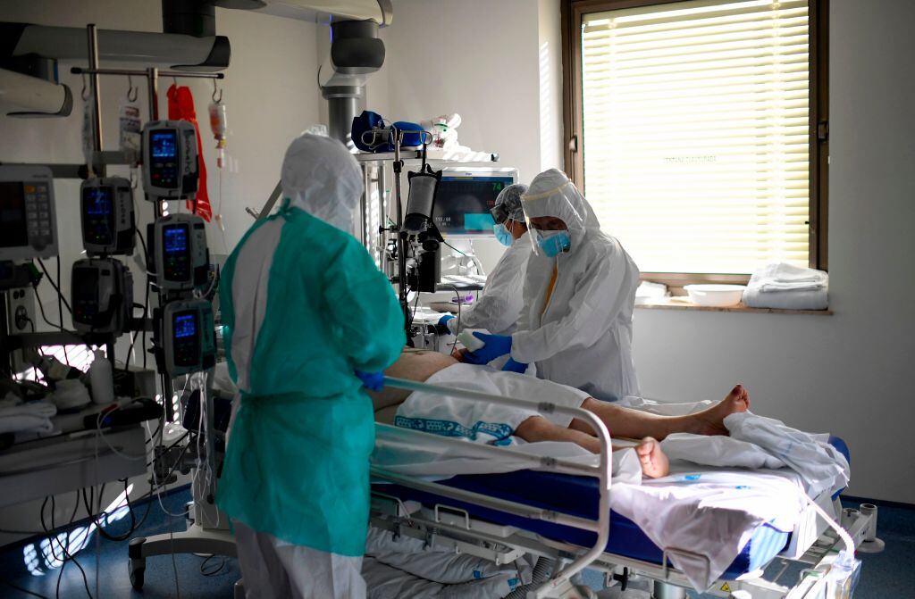 Médicos atienden a un paciente del Covid-19 en un hospital de España