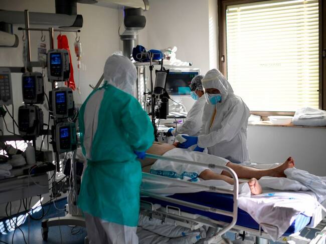 Médicos atienden a un paciente del Covid-19 en un hospital de España