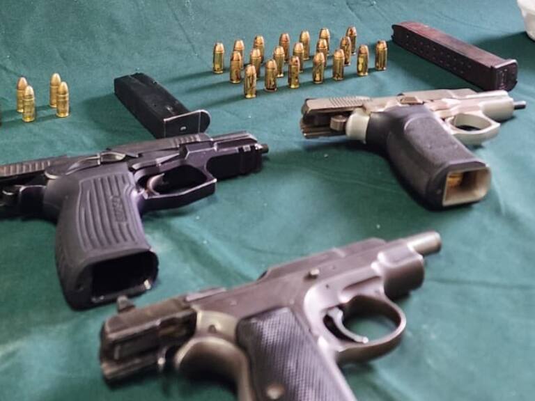 Manipulaban armas en la vía pública: Carabineros detiene a tres personas en El Bosque