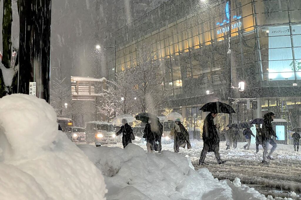 Personas caminan bajo la caída de nieve en la ciudad de Niigata en Japón