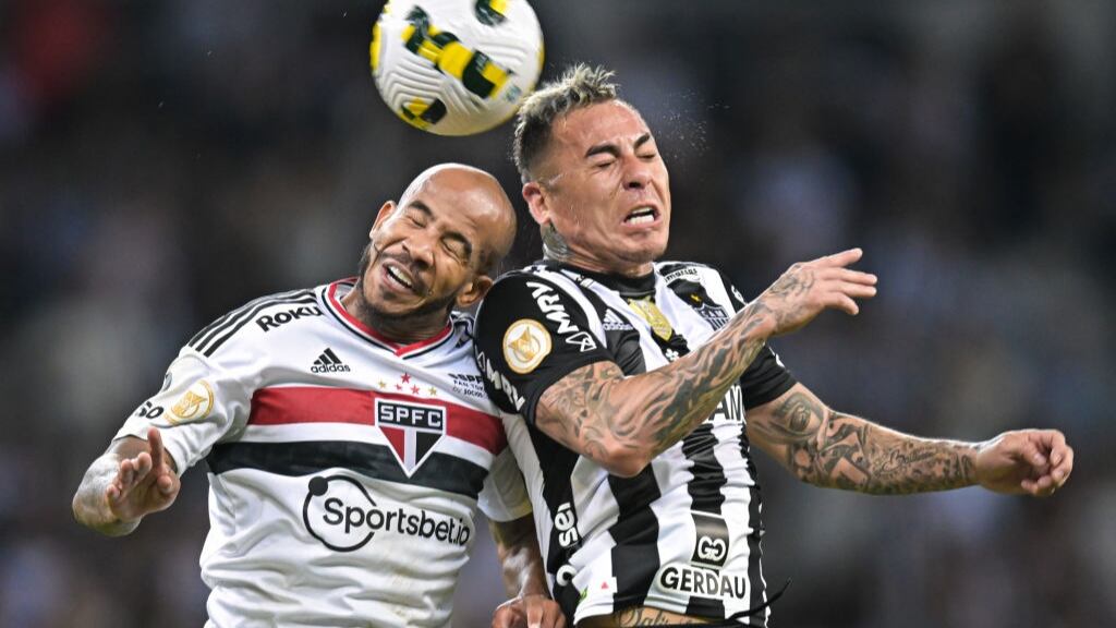 Eduardo Vargas es encarado por hinchas del Atlético Mineiro
