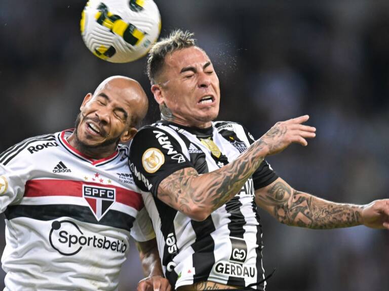 Eduardo Vargas es encarado por hinchas del Atlético Mineiro