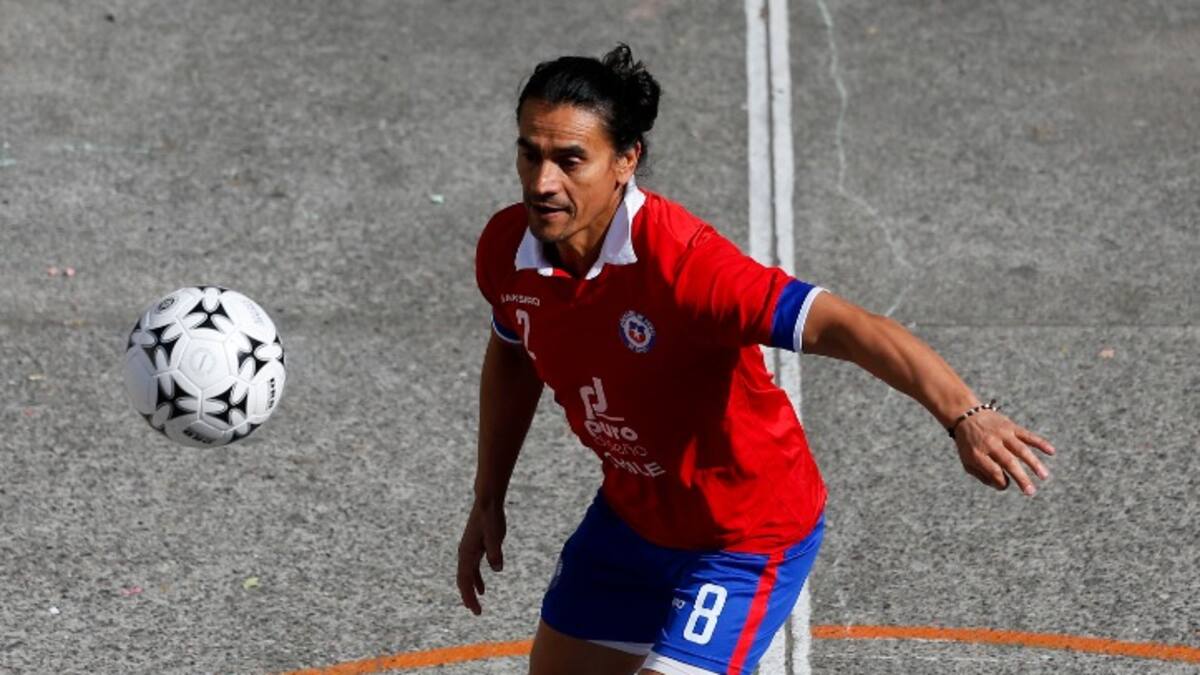 “Coca” Mendoza tiene claro quién debe ser el lateral derecho de La Roja: “Le tengo mucha fe”