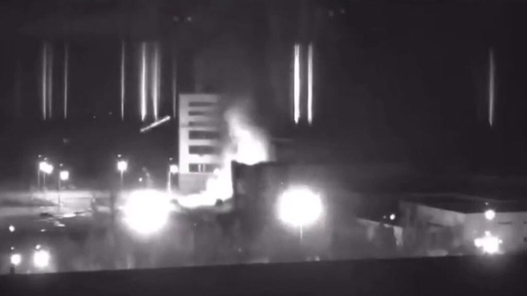 Imagen del fuego que afectaba a un edificio junto a la planta nuclear de Zaporiyia