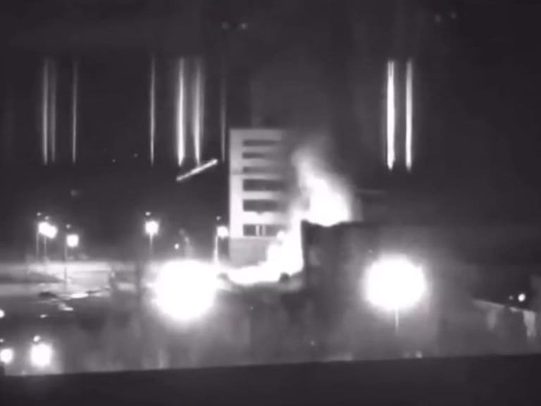 Imagen del fuego que afectaba a un edificio junto a la planta nuclear de Zaporiyia